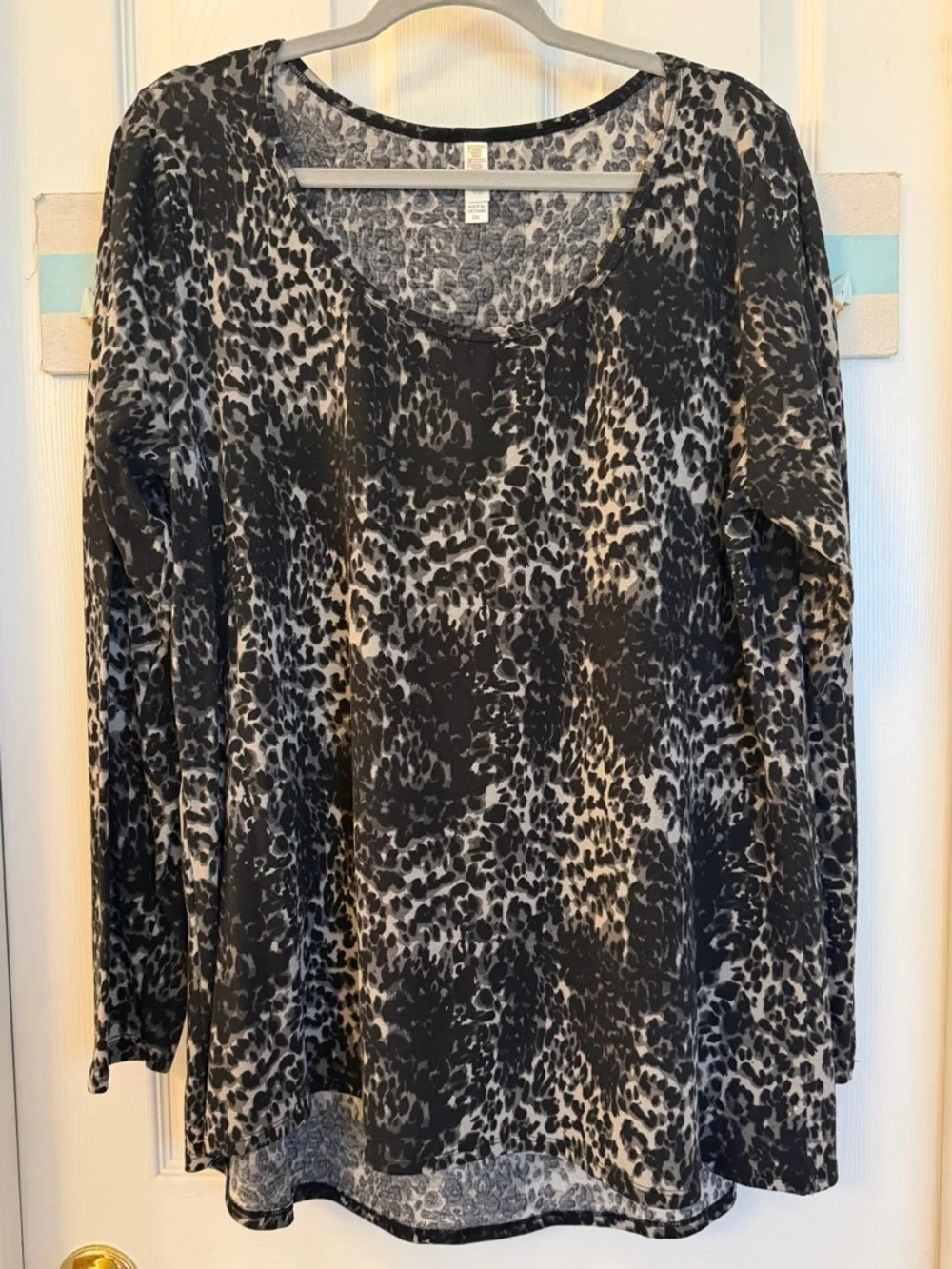 LuLaRoe Lynnae snow leopard animal print long-sleeve, scoop-neck Top Sz 2X